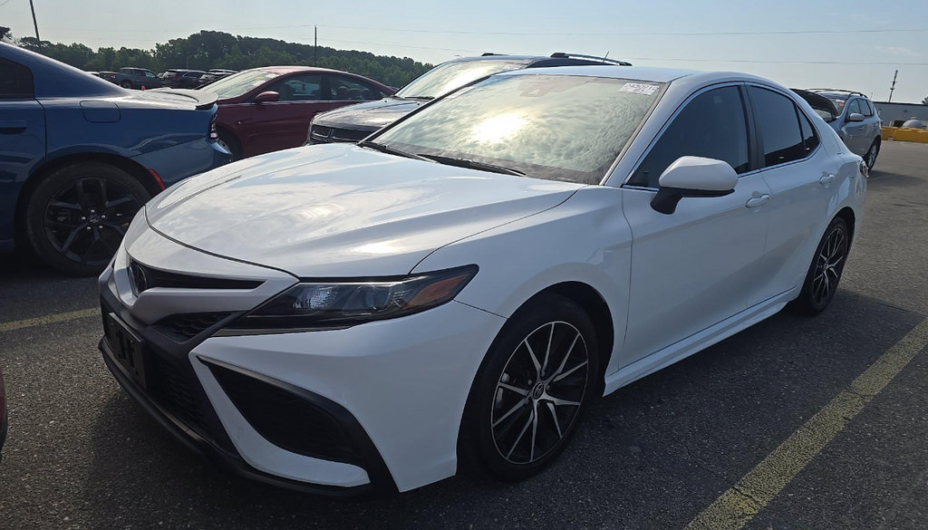 Used 2021 Toyota Camry SE FWD image 1