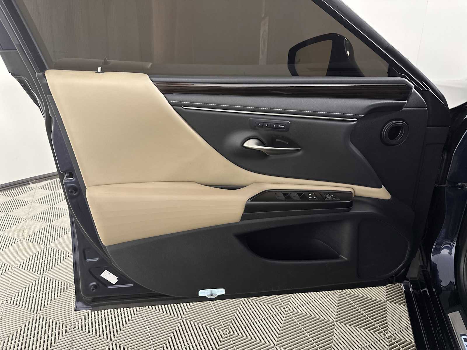 Used 2019 Lexus ES 350 w/ Accessory Package 2 image 16