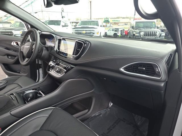 Used 2026 Chrysler Pacifica Premium image 45