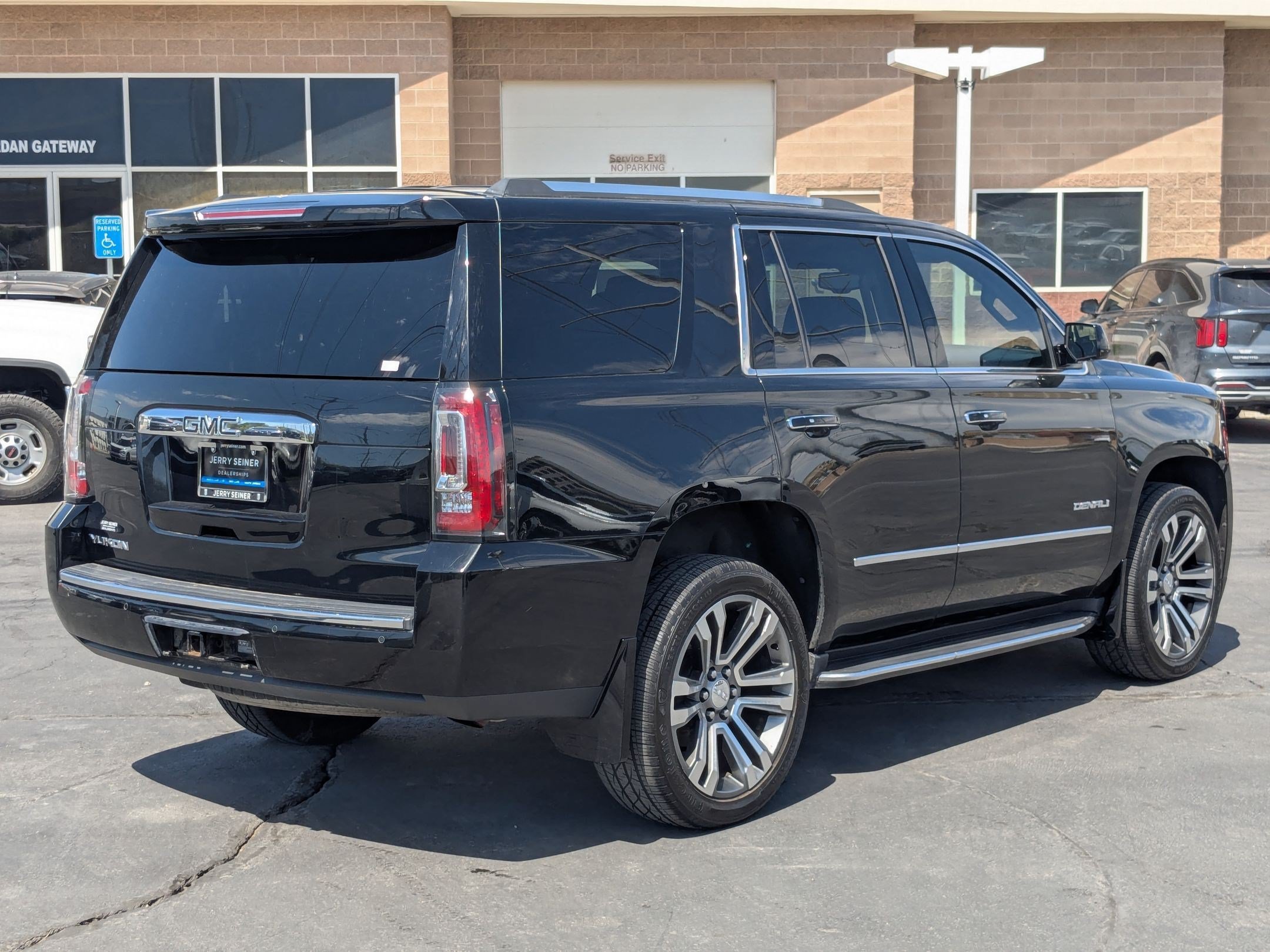 Used 2017 GMC Yukon Denali w/ Open Road Package AWD/4WD image 5