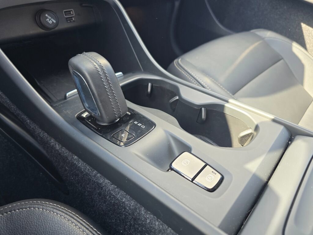 Used 2020 Volvo XC40 T5 Momentum w/ Protection Package image 26