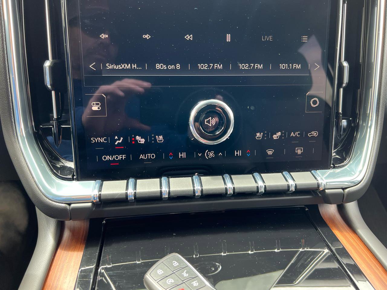 Used 2025 GMC Yukon XL Denali AWD/4WD image 26