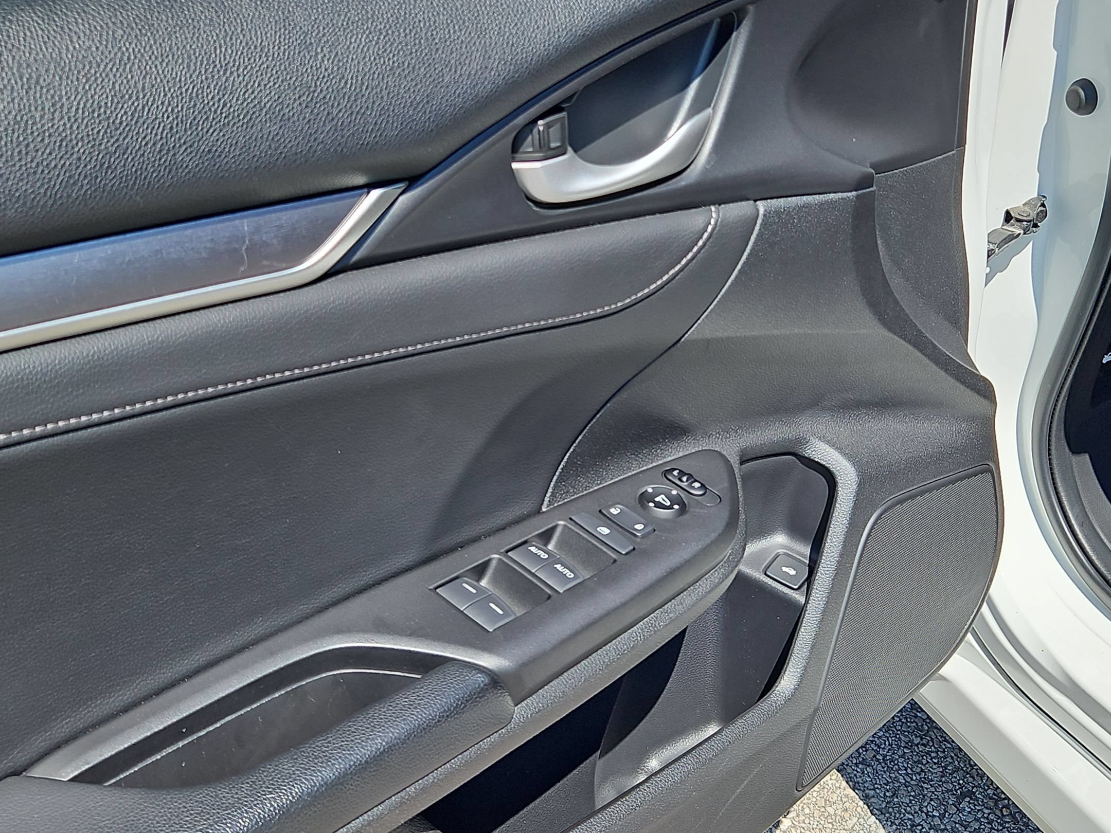 Used 2018 Honda Civic Touring image 11