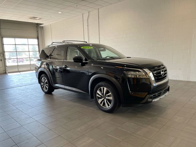 Used 2025 Nissan Pathfinder SL AWD/4WD image 6