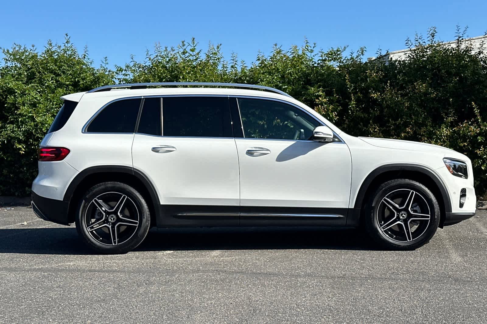 New 2026 Mercedes-Benz GLB 250 image 2