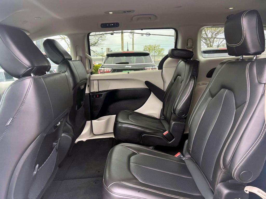 Certified 2023 Chrysler Pacifica Touring-L FWD image 12