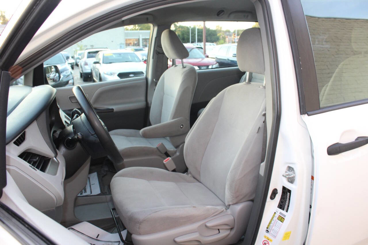 Used 2018 Toyota Sienna L image 10
