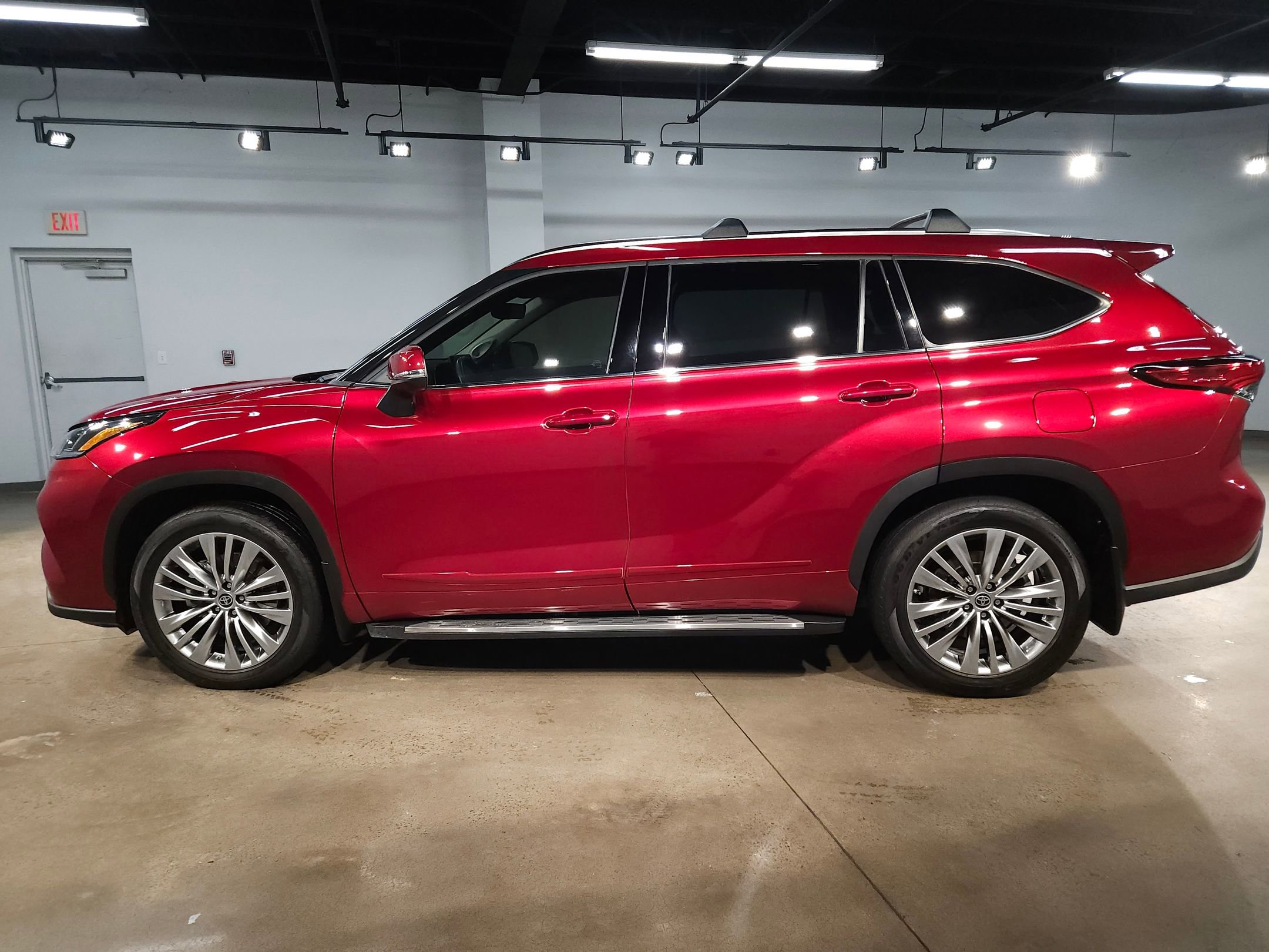 Used 2022 Toyota Highlander Platinum image 4