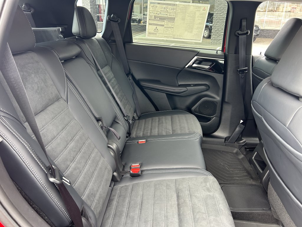 Used 2025 Mitsubishi Outlander 4WD Plug-In Hybrid image 34