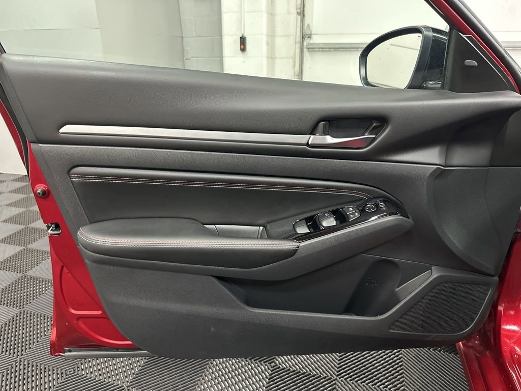 Used 2023 Nissan Altima 2.5 SR w/ SR Premium Package image 17