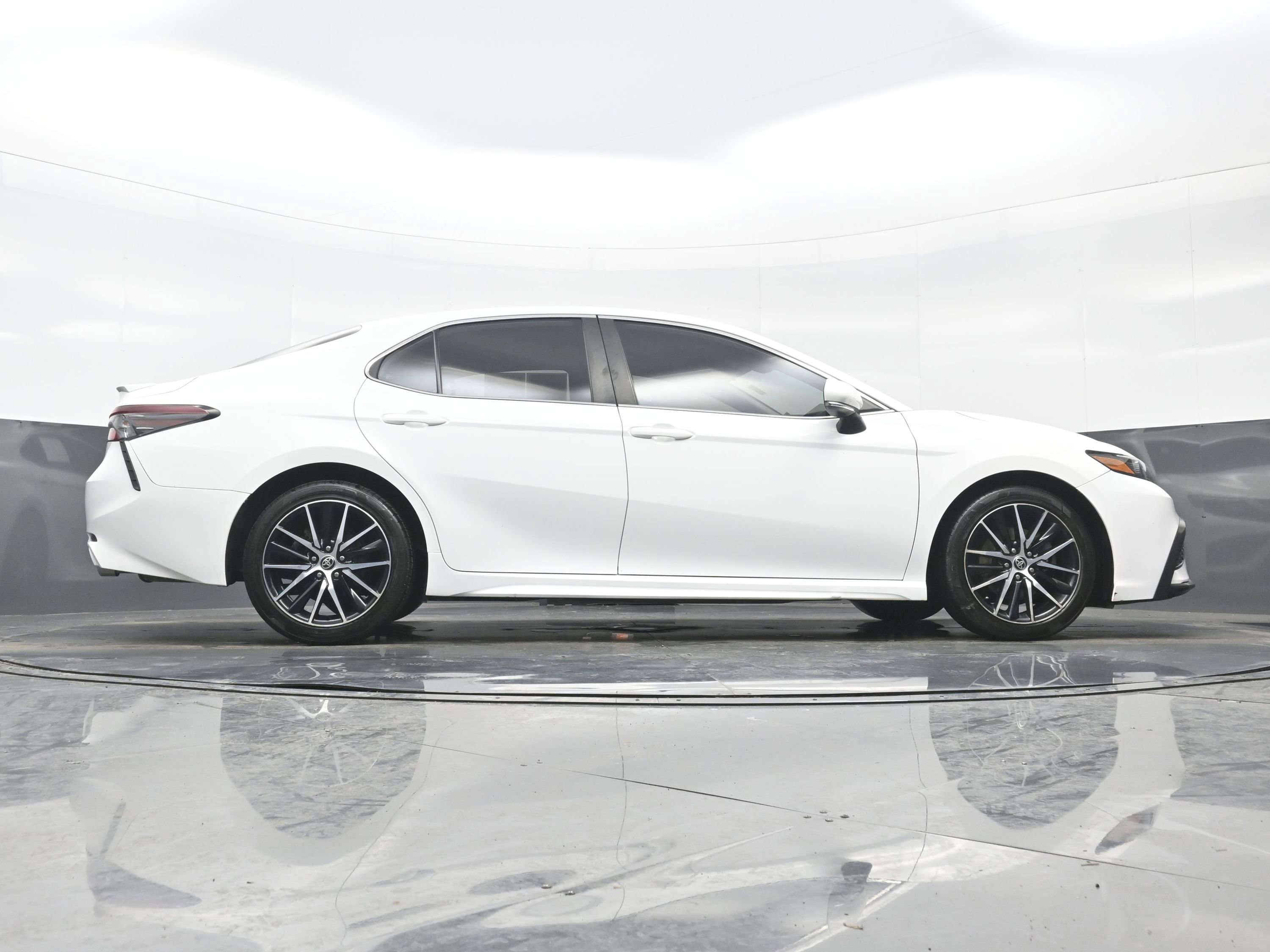Used 2021 Toyota Camry SE w/ Cold Weather Package image 33