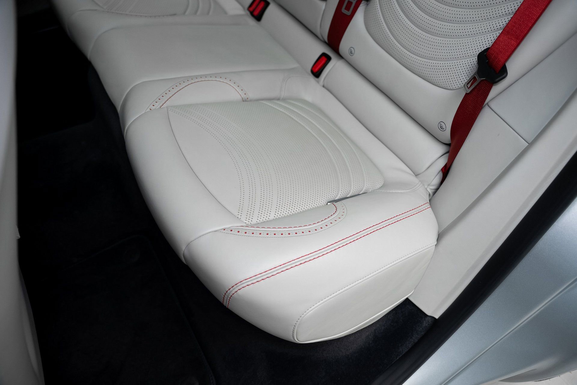 Used 2022 Aston Martin DBX image 67