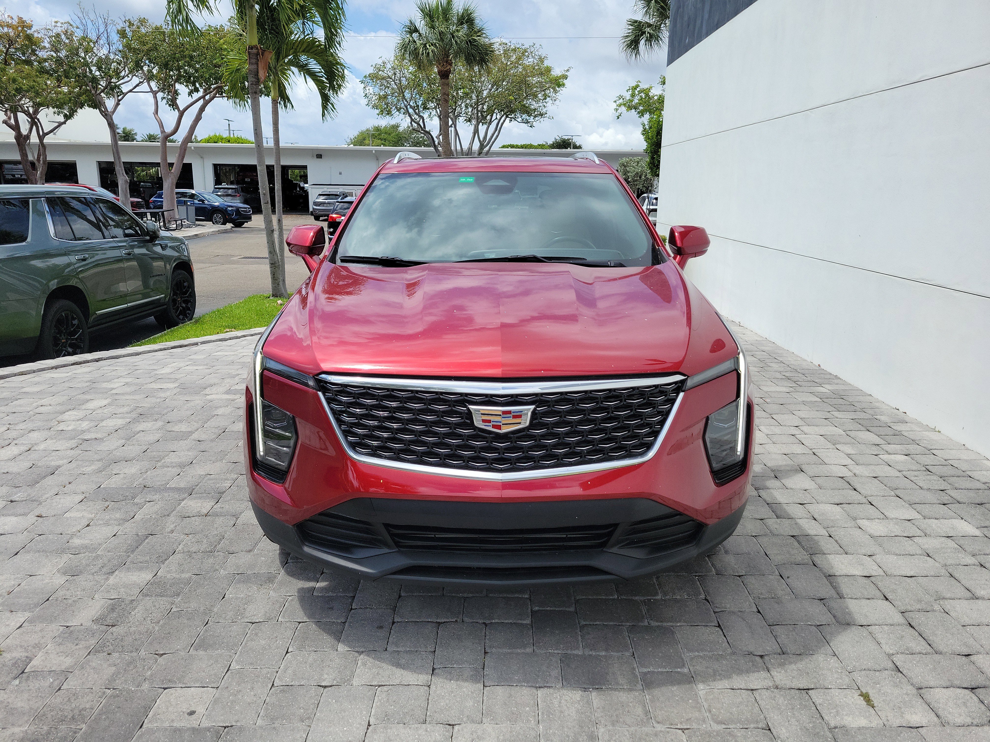 Used 2024 Cadillac XT4 Luxury FWD image 2