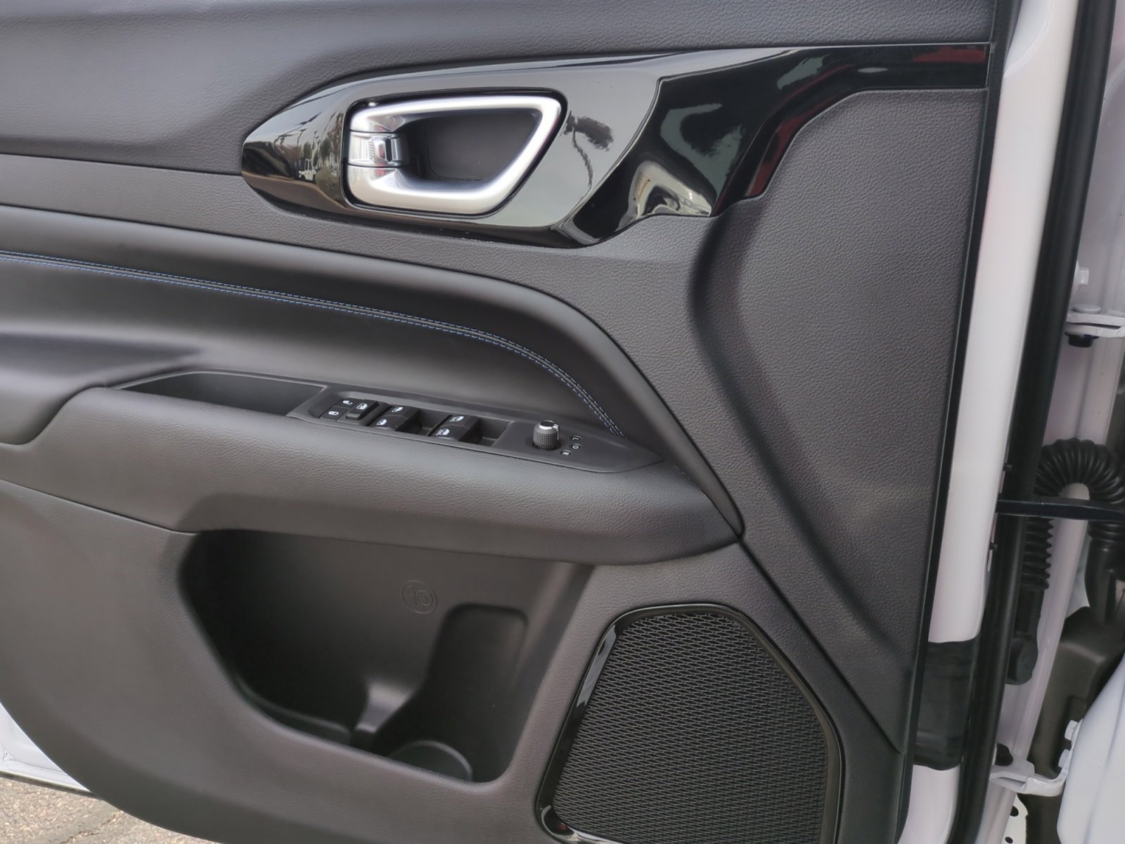 New 2026 Jeep Compass Latitude image 13