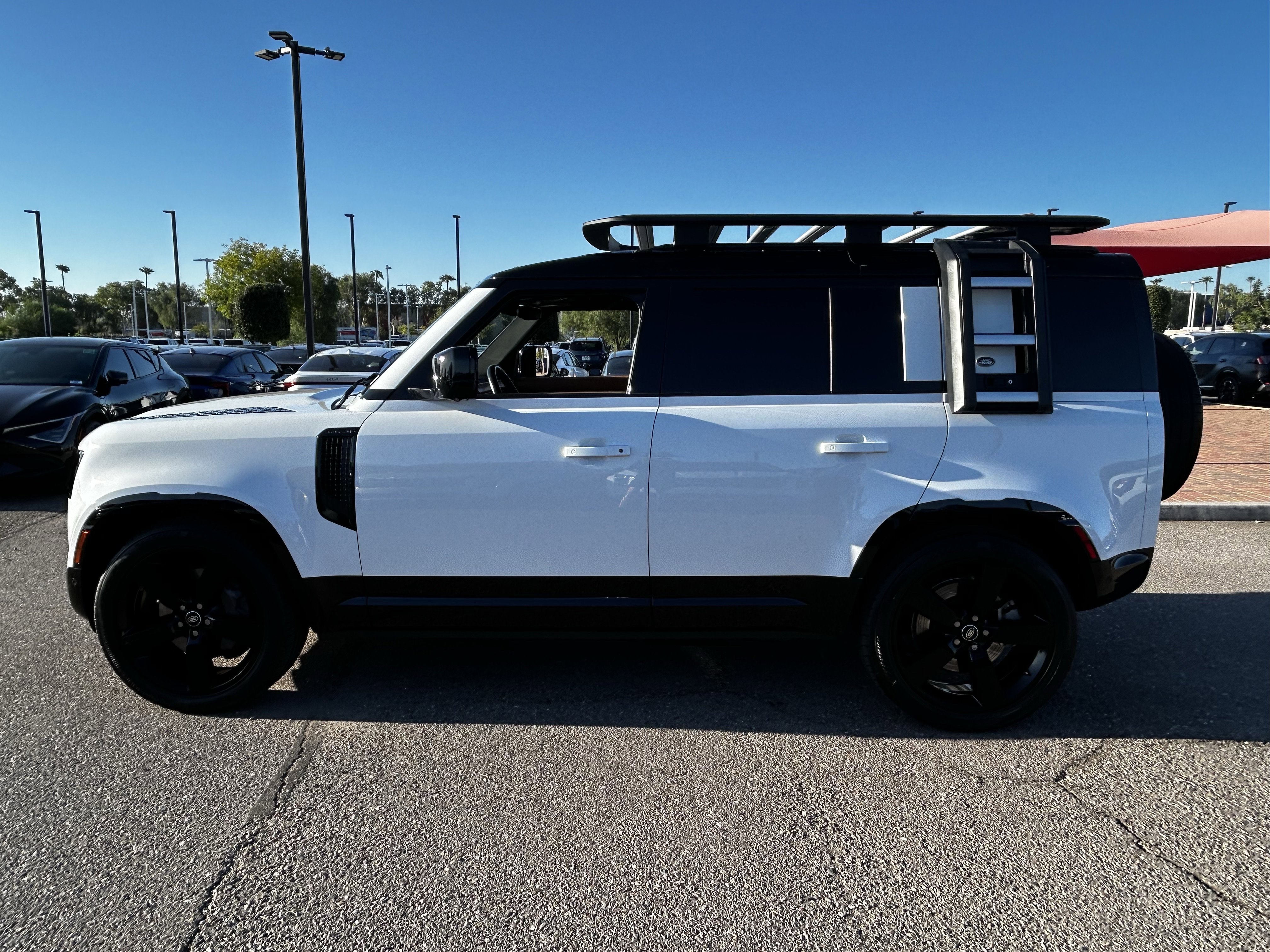 Used 2023 Land Rover Defender 110 X-Dynamic SE image 3