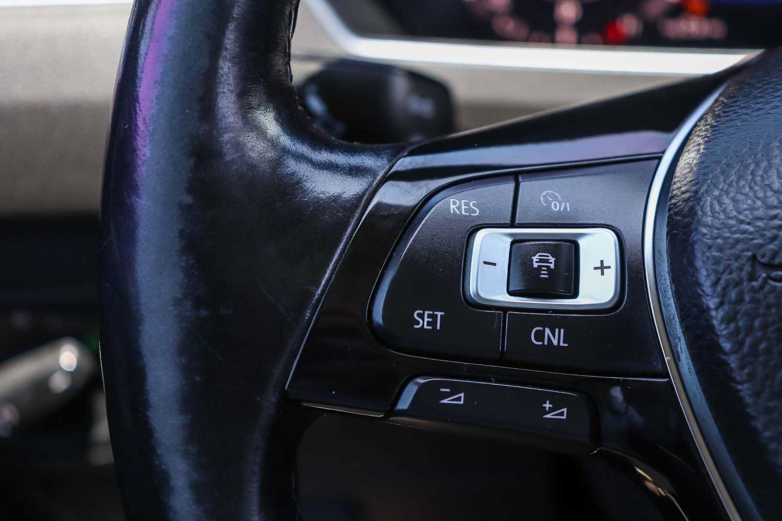 Used 2018 Volkswagen Tiguan SEL Premium FWD image 23