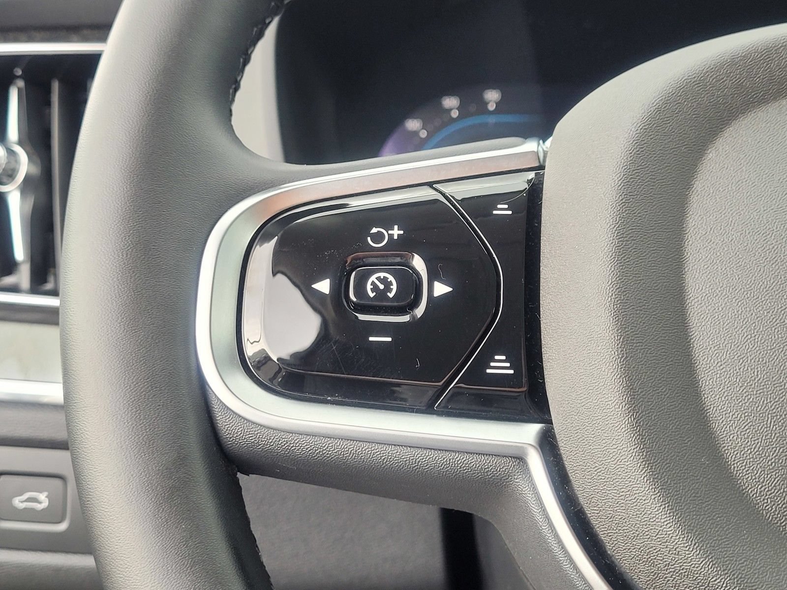 Used 2025 Volvo XC60 B5 Plus AWD/4WD image 22