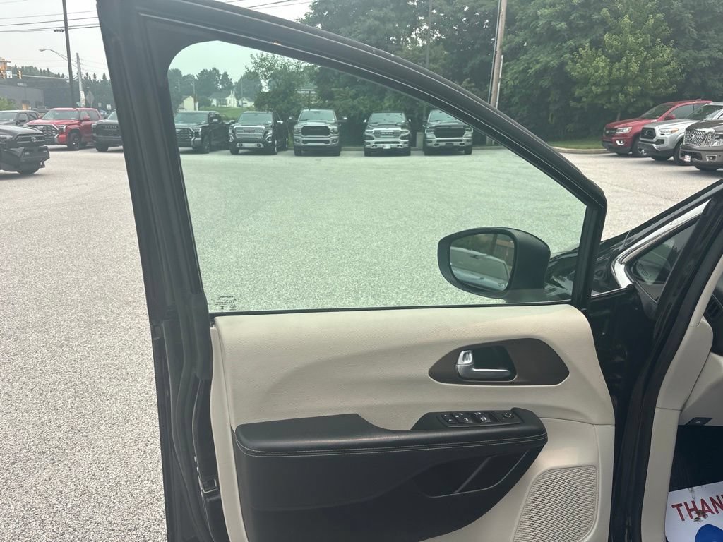 Used 2024 Chrysler Voyager LX FWD image 28