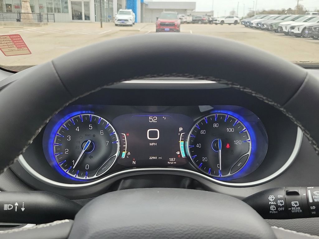 Used 2025 Chrysler Pacifica Select image 19