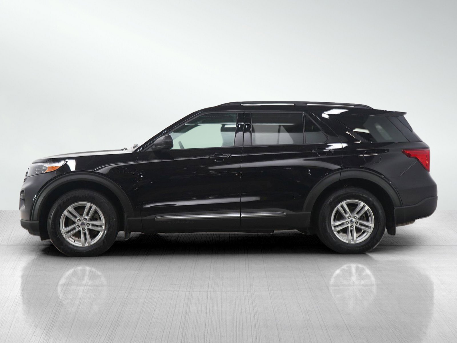 Used 2022 Ford Explorer XLT w/ Class IV Trailer Tow Package image 2
