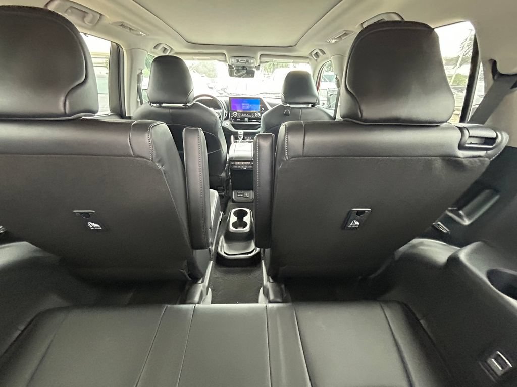 Used 2023 Toyota Highlander Platinum FWD image 16