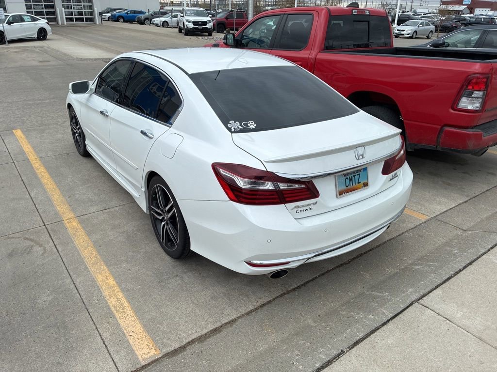 Used 2017 Honda Accord Touring image 3
