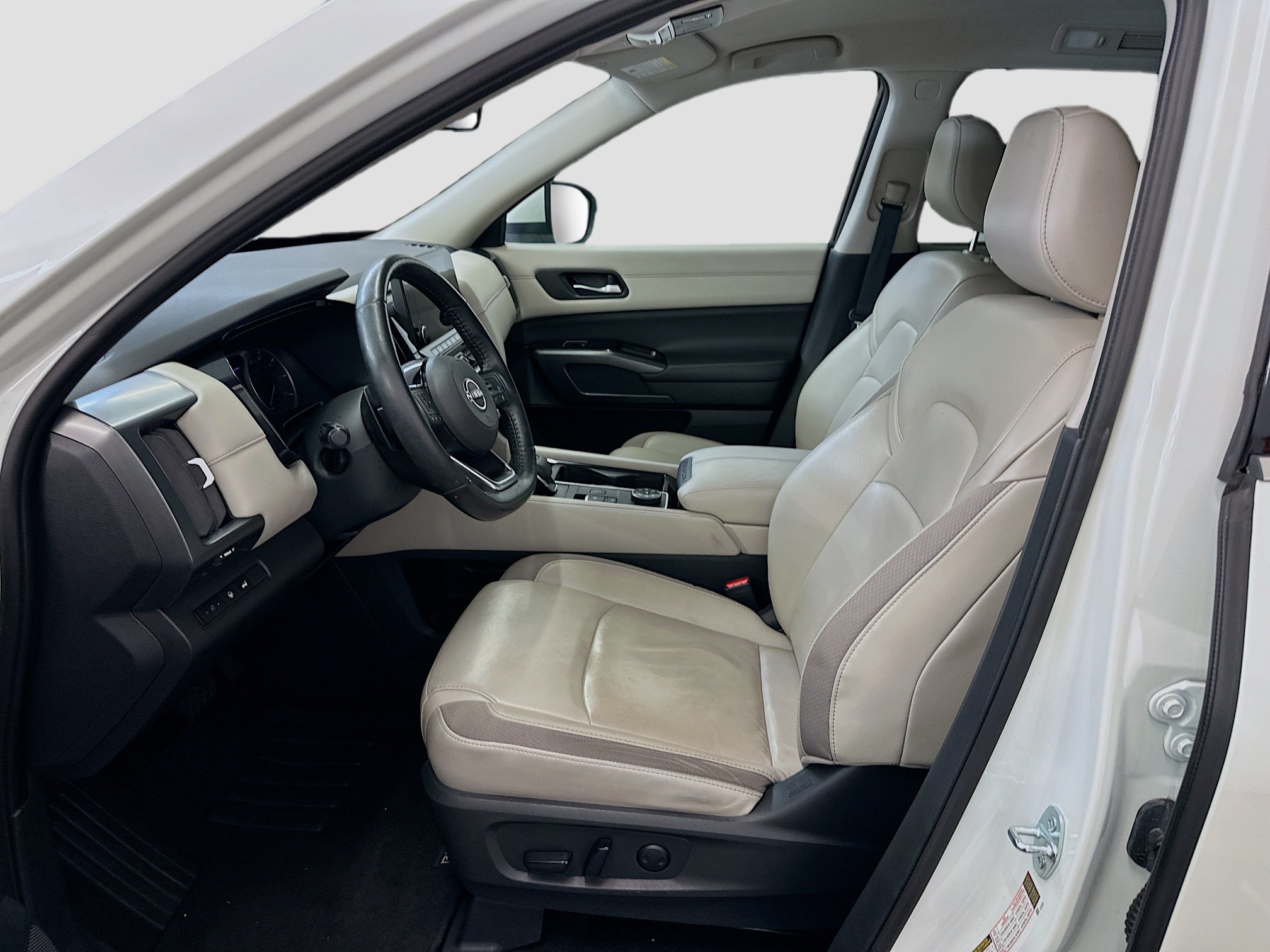 Used 2023 Nissan Pathfinder SL w/ Black Appearance Package AWD/4WD image 13
