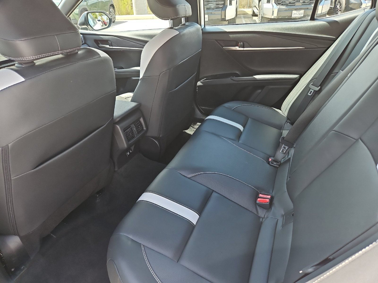 Used 2025 Toyota Camry SE FWD image 11