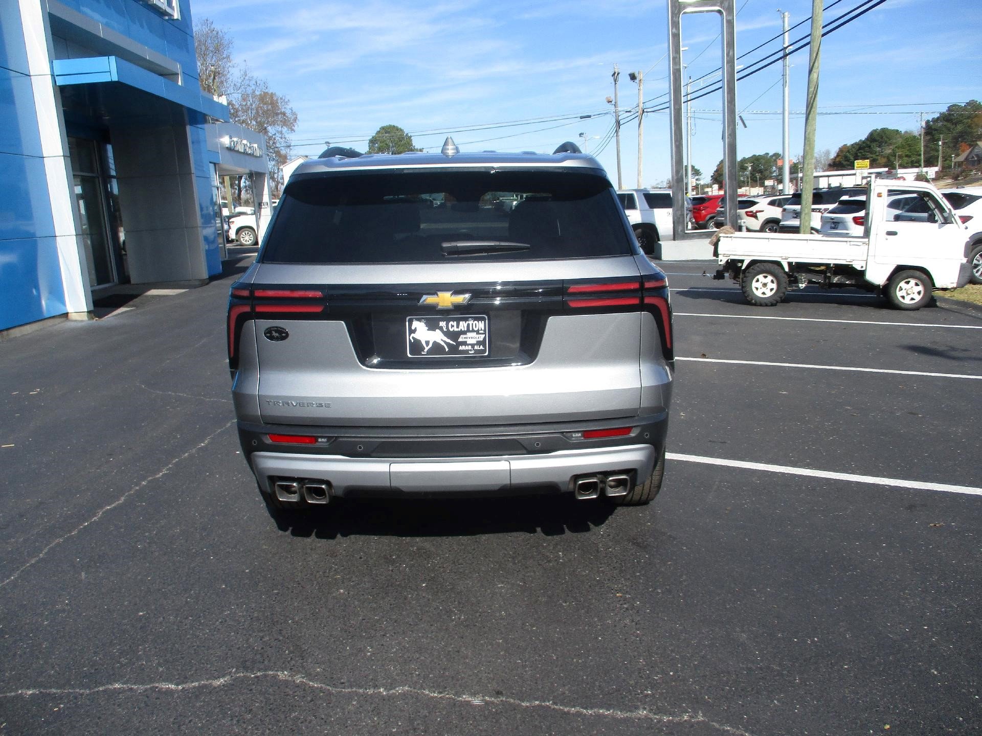 Used 2025 Chevrolet Traverse LT image 4
