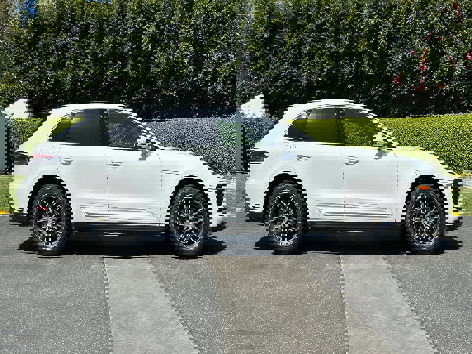 Used 2025 Porsche Macan image 9