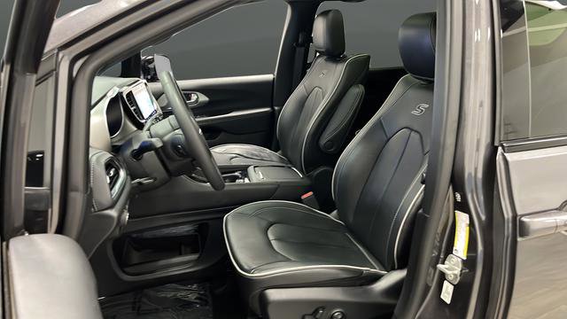 Used 2023 Chrysler Pacifica Limited w/ Uconnect Theater Family Group FWD image 9