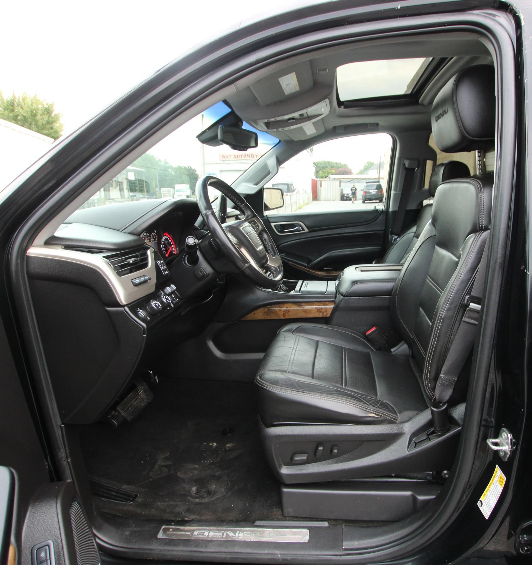 Used 2016 GMC Yukon XL Denali w/ Open Road Package AWD/4WD image 9