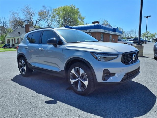 Used 2023 Volvo XC40 B5 Plus w/ Protection Package Premier image 3