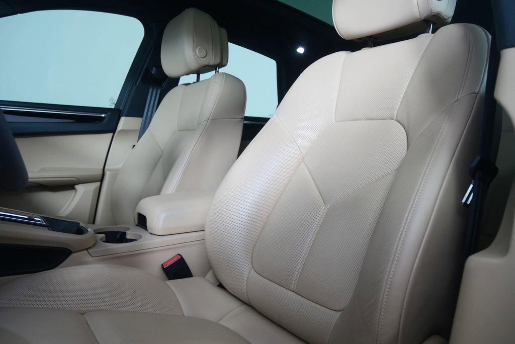 Used 2025 Porsche Macan image 11