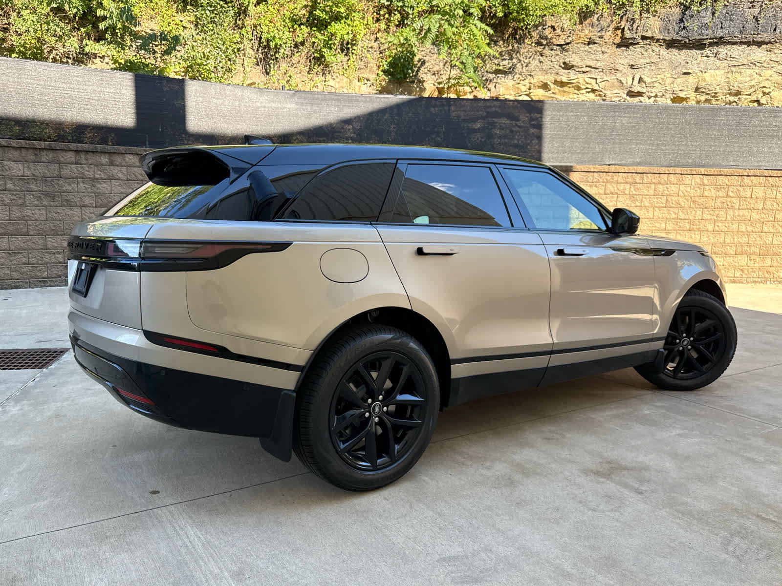 New 2026 Land Rover Range Rover Velar Dynamic SE image 4