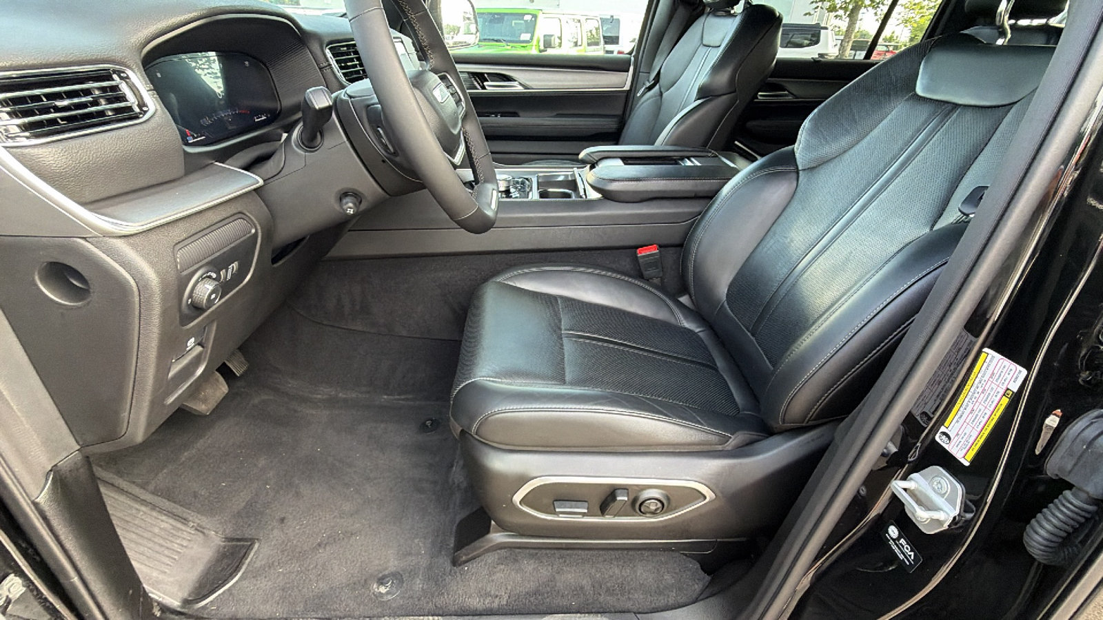 Used 2025 Jeep Wagoneer 4WD w/ Convenience Group I image 17