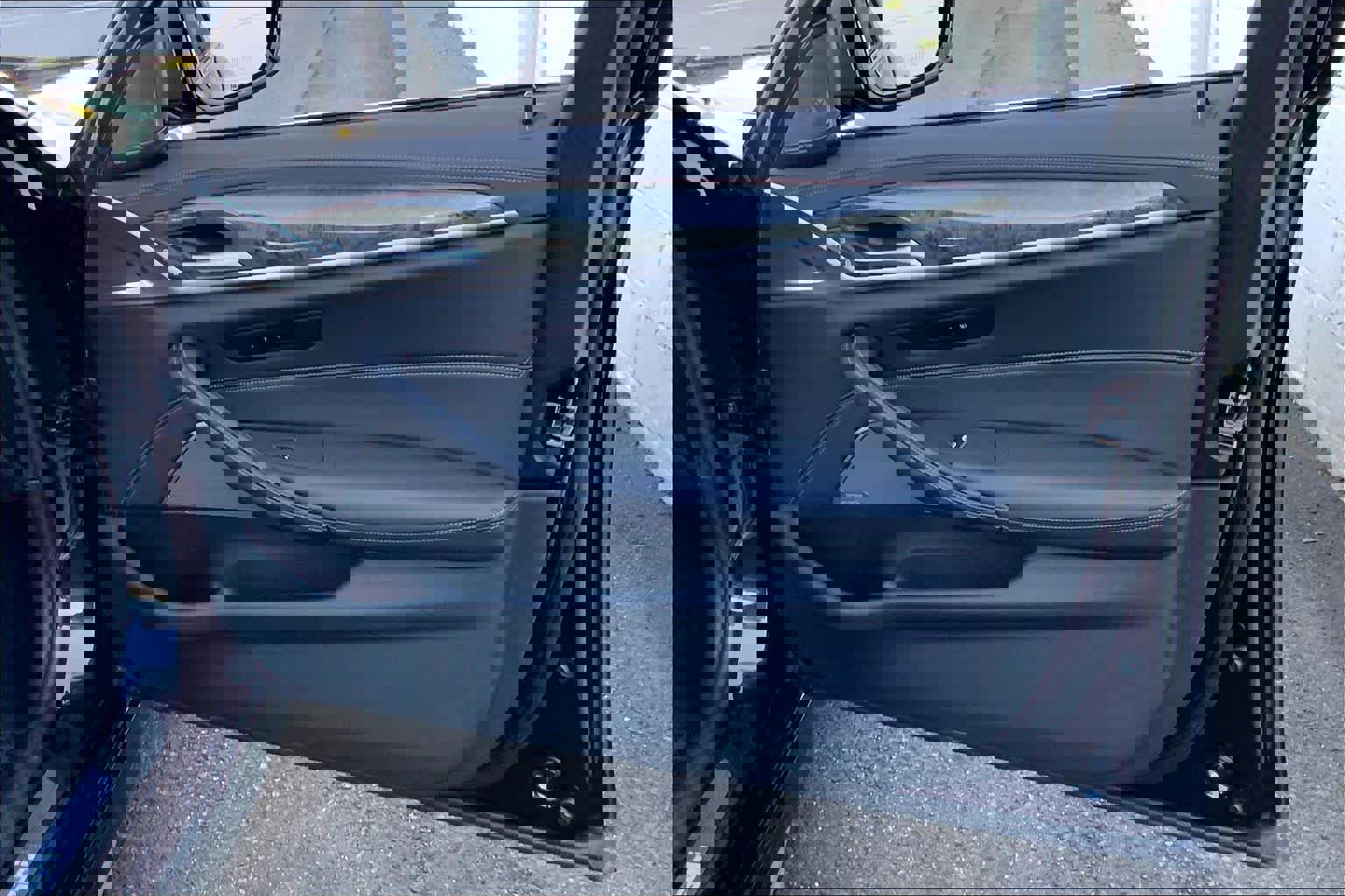 Used 2023 BMW M550i xDrive w/ Executive Package image 23