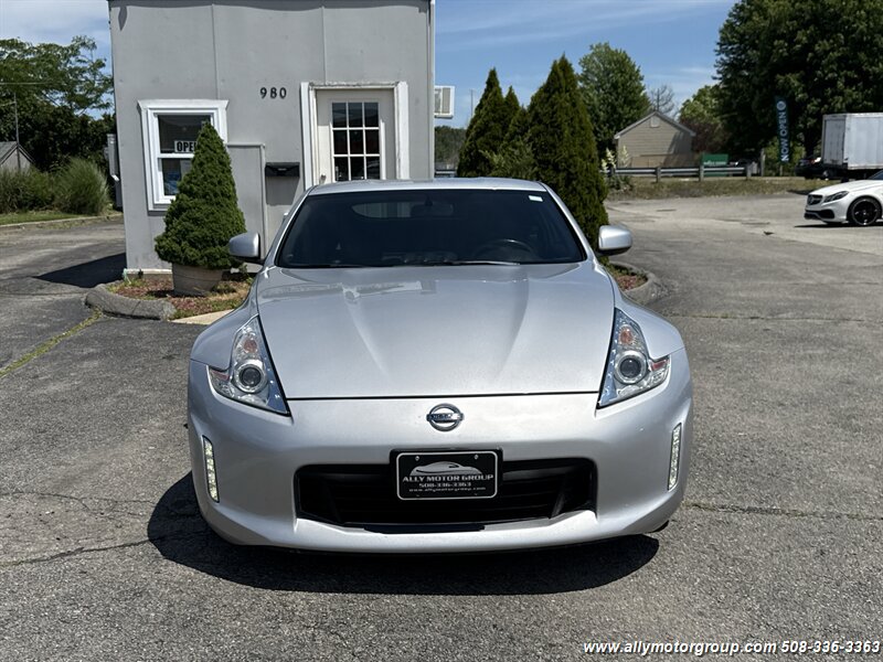 Used 2016 Nissan 370Z Coupe RWD image 2