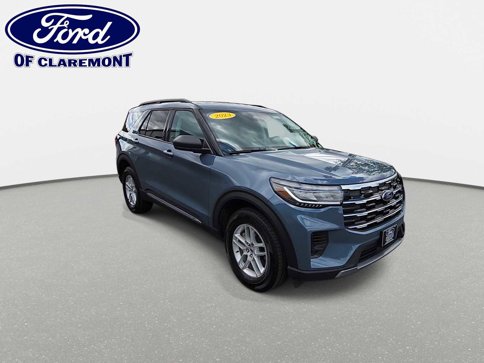 Used 2025 Ford Explorer Active AWD/4WD image 2