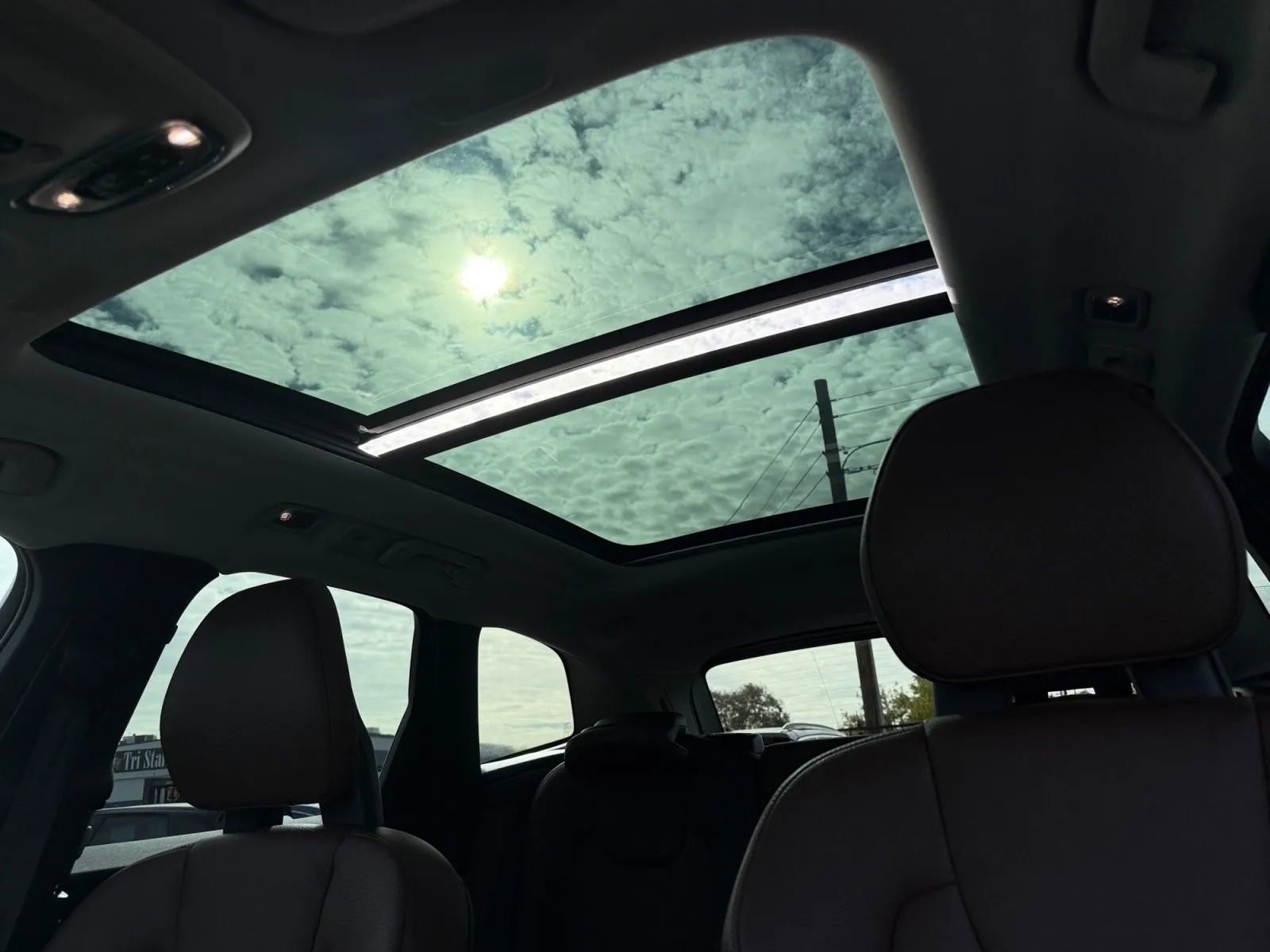 Used 2018 Volvo XC60 T6 Momentum w/ Convenience Package image 28