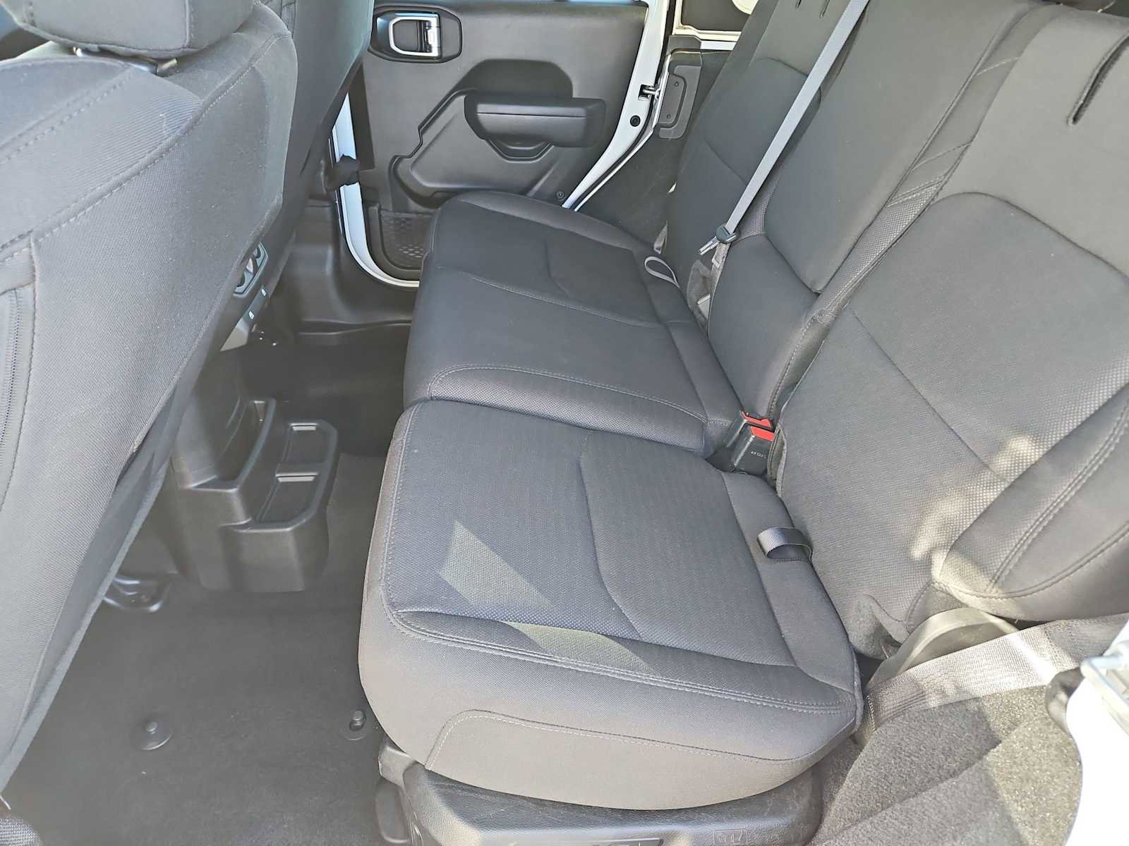 Used 2023 Jeep Wrangler Unlimited w/ Cold Weather Group image 18