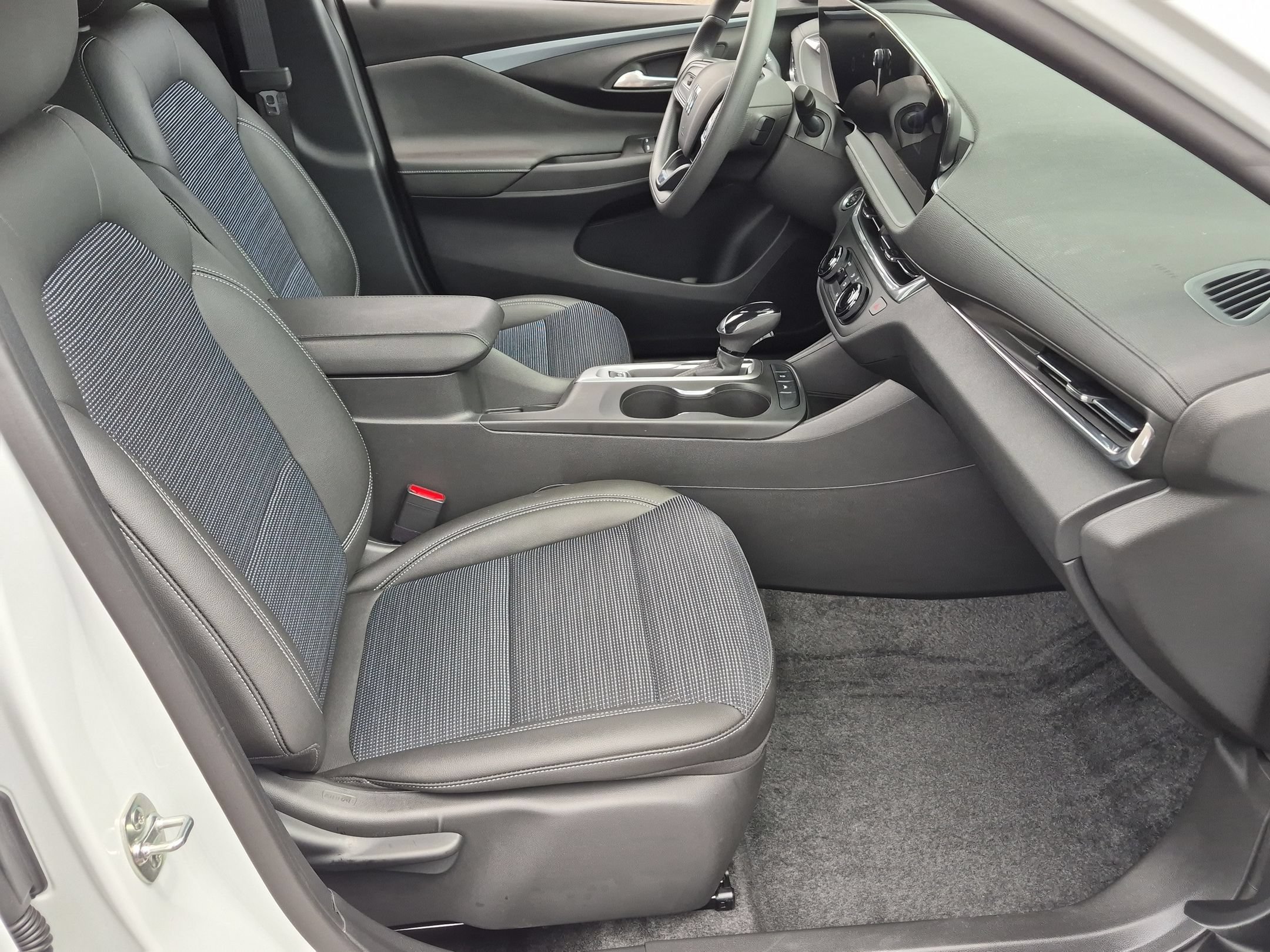 Certified 2025 Buick Envista Preferred w/ Advanced Safety Package FWD image 26