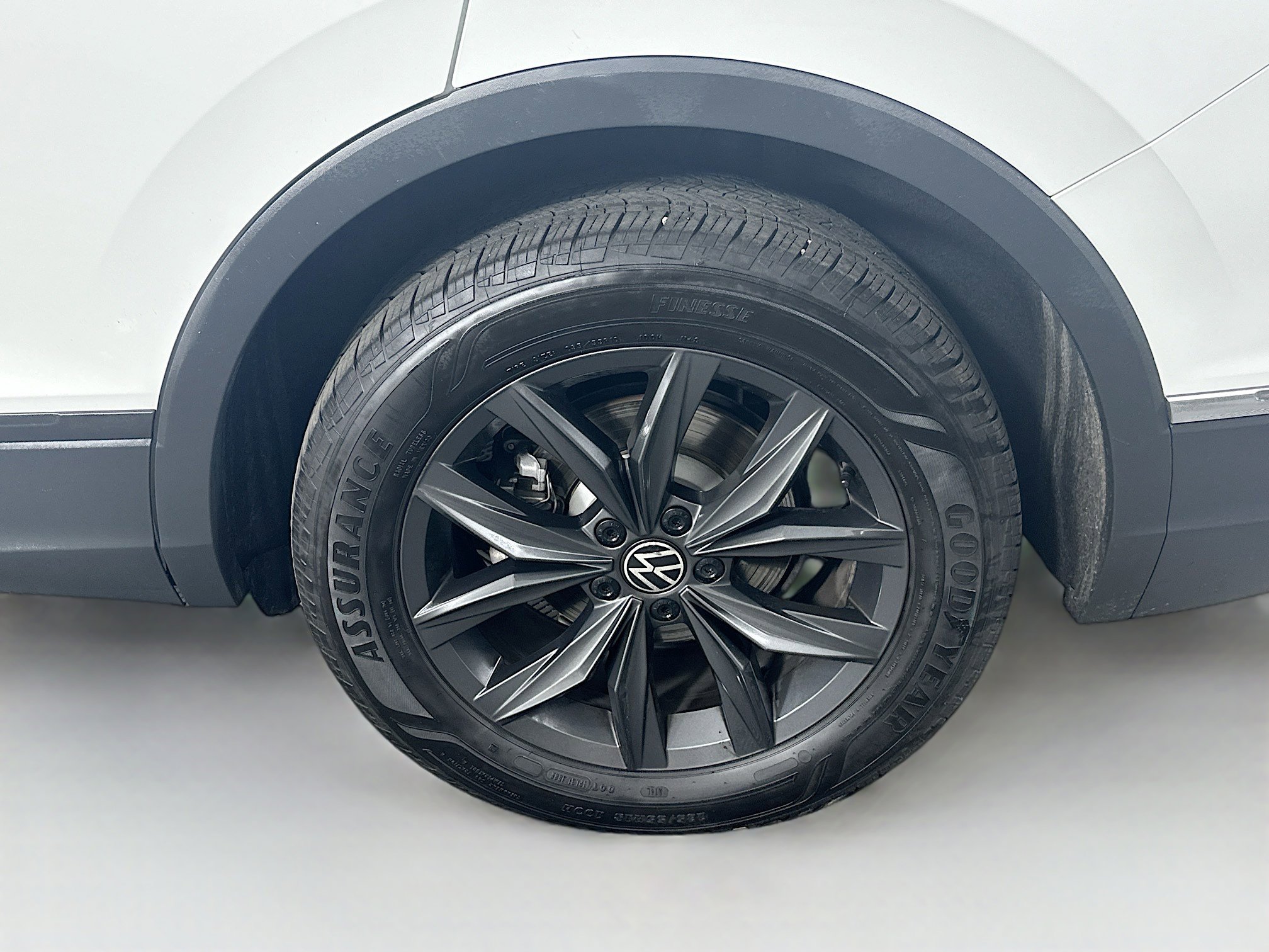 Used 2024 Volkswagen Tiguan SE image 11