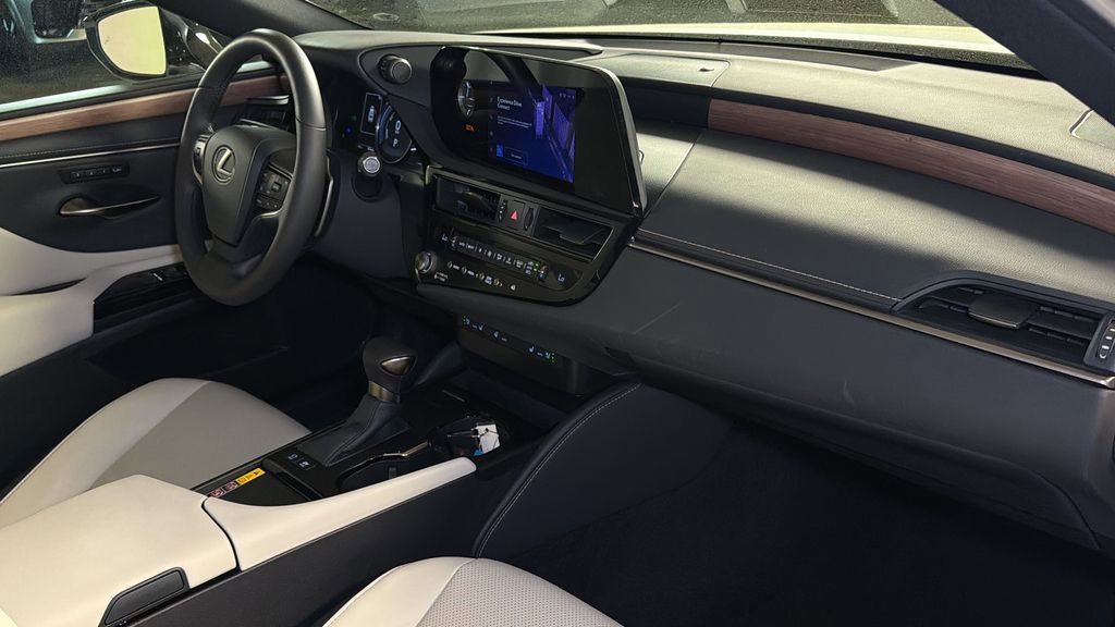 Certified 2025 Lexus ES 300h w/ Premium Package image 11