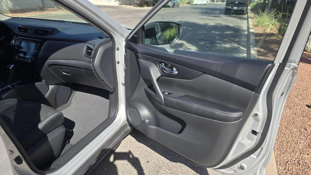 Used 2018 Nissan Rogue SV image 19