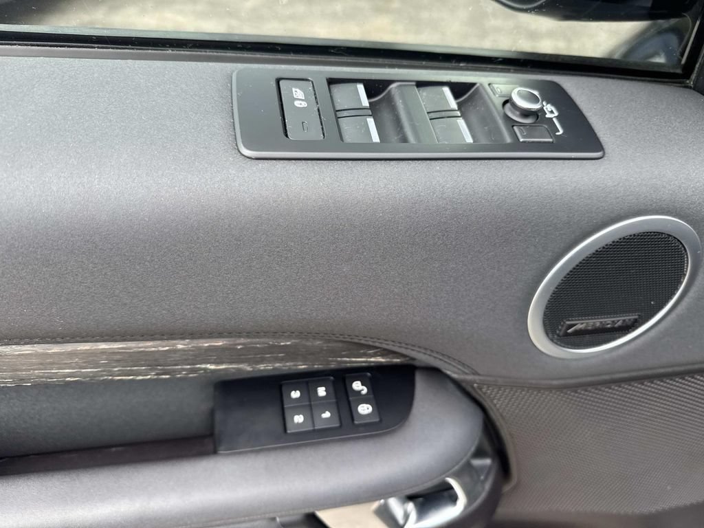 Used 2019 Land Rover Discovery HSE AWD/4WD image 22