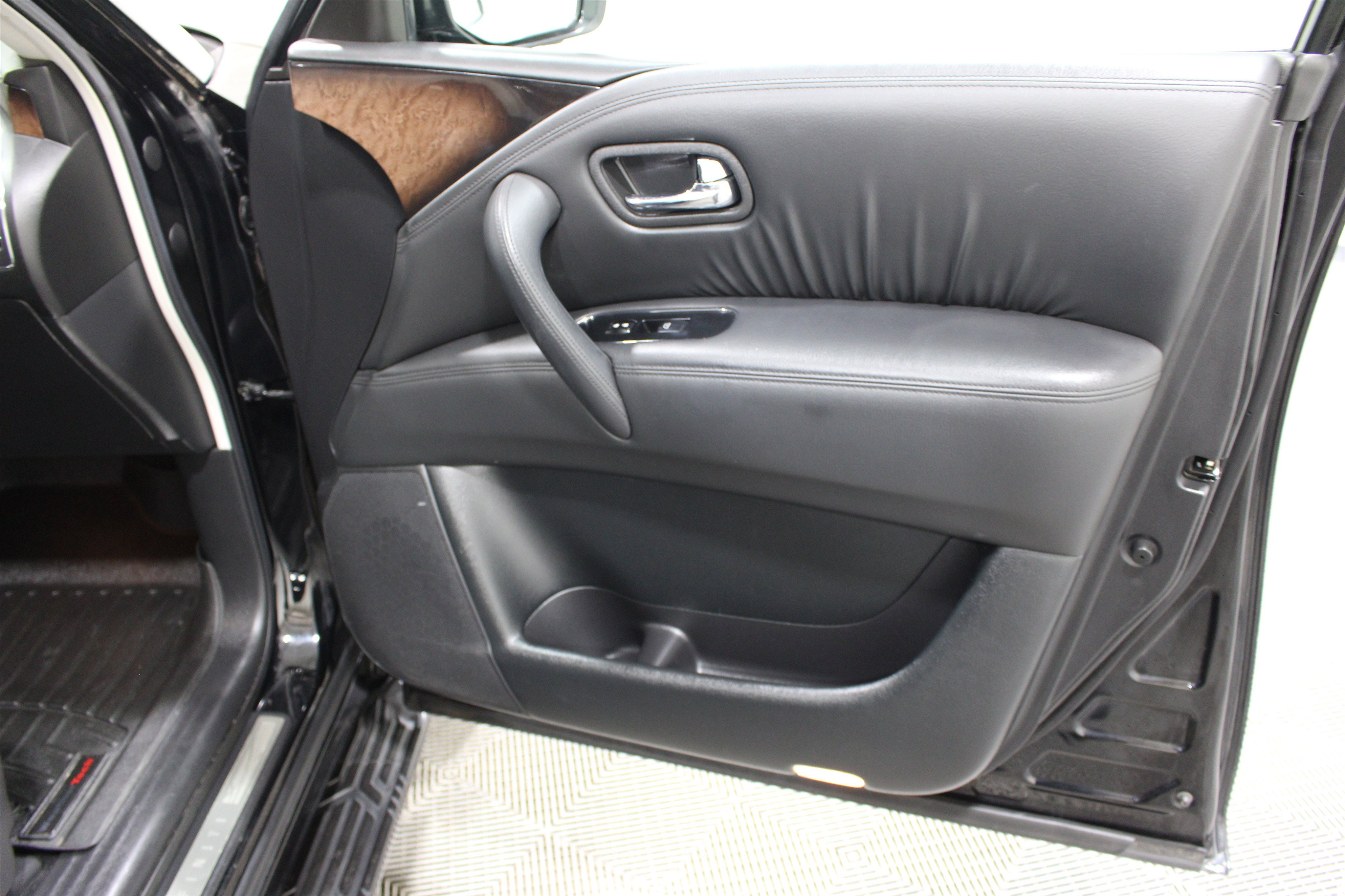 Used 2011 INFINITI QX56 4WD w/ Deluxe Touring Pkg image 32