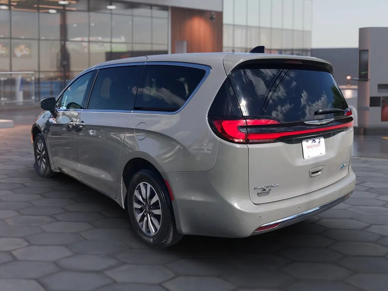 Used 2023 Chrysler Pacifica Touring-L FWD image 9