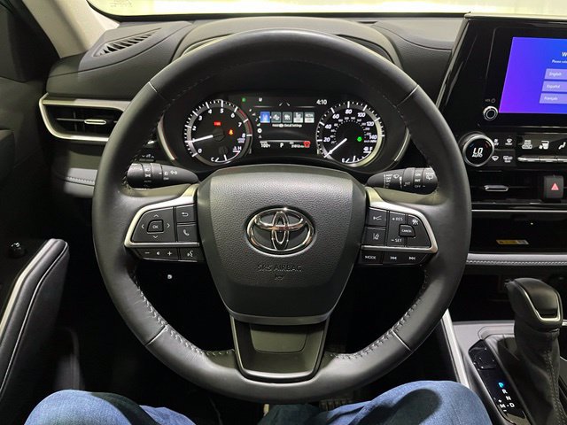 Used 2024 Toyota Highlander XLE AWD/4WD image 19