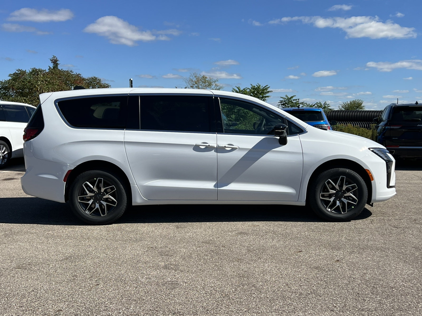 New 2027 Chrysler Pacifica Limited AWD/4WD image 51